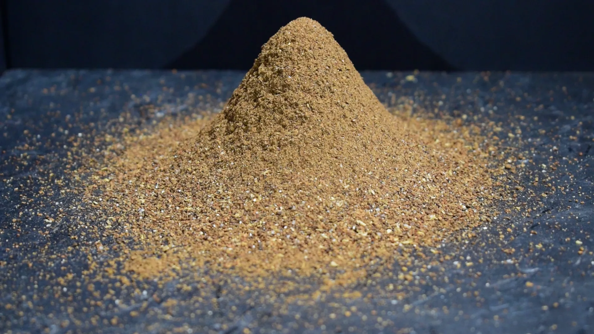 Stemningsbilde av krydder som faller – varm bakgrunn